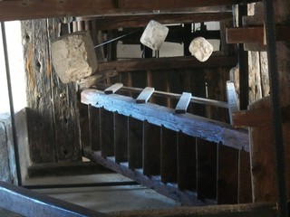 Trani, salvate quella Torre. Foto-denuncia di Andrea Moselli da San Donato: «È divenuta ricettacolo di spazzatura. La nostra storia non può essere relegata al ricordo»