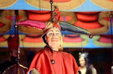 Trani, Il Giullare nel castello si diverte e fa il poetello: «Mio sire è troppo blando regalare al regno questo bando. Che i sudditi siano belli o brutti le regole siano uguali per tutti»