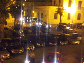 WHATSAPP. Trani, il paradosso di piazza Plebiscito: «Se parcheggi fra le strisce blu, non ne esci più»