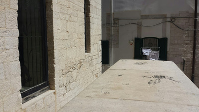 Sinagoga indifesa e nuovamente imbrattata. La Comunità ebraica di Trani: «Noi, indignati ed inascoltati. Possibile che non si possa installare un cancelletto?»