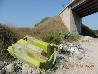 Trani, rifiuti speciali a Boccadoro: la foto-denuncia di Folgore. Eternit, materiale edile e poltrone per la 