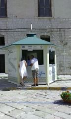 Trani destagionalizza tutto, ma non l'infopoint: solo alta stagione per 4000 euro. Con altri 6000 si sarebbe coperto tutto l'anno. Intanto, divelte le fioriere del chiosco