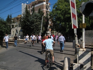 Trani, passaggio a livello chiuso per oltre 50 minuti. Problemi a Bari, pedoni infuriati per l'ennesima estenuante attesa