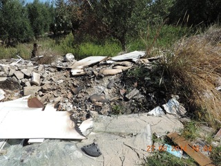 Nuova mini-discarica segnalata in via vecchia Trani-Bisceglie dai volontari dell'associazione Folgore: gomma, pvc e altre sostanze nocive