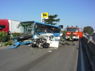 AGGIORNATO. Grave incidente sulla strada provinciale 231, due le vittime. Non c'erano tranesi sul bus Stp coinvolto
