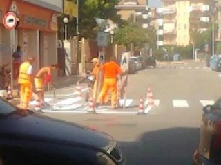 Trani, scuola sicura: si pitturano le strisce pedonali a Pozzopiano