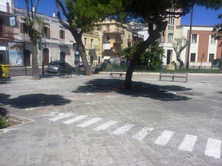 Trani, piazza Natale d'Agostino saluta le giostrine: smontata la pista rettangolare