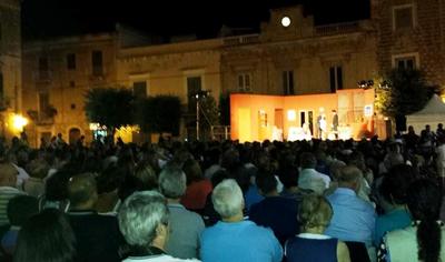 Rumors inaugura il nuovo corso di Piazza Longobardi ed Enzo Matichecchia finalmente porta in scena lo spettacolo nella sua Trani