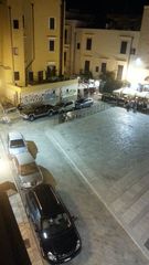 WHATSAPP, in piazza Teatro c'è il parcheggio selvaggio. La foto-segnalazione è di ieri sera