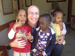 Diocesi di Trani, la partenza per la missione in Uganda di don Vito Carpentiere e don Domenico Pierro attraverso le testimonianze della loro scelta