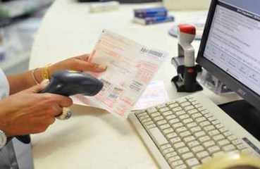 Prenotazioni a pagamento in farmacia. Intervento della Cgil: «Non lo accettiamo». E Briguglio: «Facile gravare sulle tasche dei cittadini»