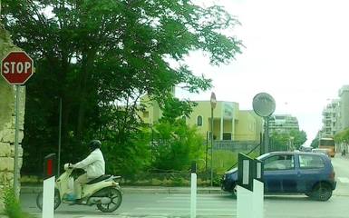 Trani, alla strettoia il senso unico è pericolosamente indigesto: via la Polizia locale, lo si percorre contromano