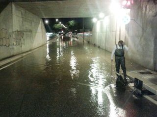 FOTO. Trani, ennesimo allagamento al sottovia. Quando accade, servono non meno di cinque persone per ripristinarlo