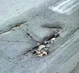 WHATSAPP. Alt, posto di blocco? No, buca. Davanti al Commissariato di Trani, due tombini da tagliare le gomme