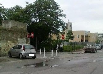 Trani, alla strettoia arrivano i segnali padella: basteranno per non imboccarla contromano?