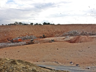 Sospensione della discarica, il sindaco di Trani: «Provvedimento salutare per curarla». Nicastro: «Non problemi di sovraccarico di rifiuti, ma manutenzione dei pozzi»
