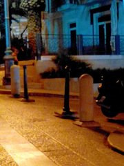 WHATSAPP. Piazza Quercia, un paletto non è ancorato al suolo: bimbo rischia di farsi male