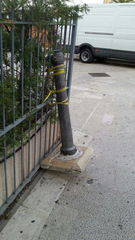 WHATSAPP. Trani, assicurato (per ora) al cancello della Gdf il paletto ballerino e pericoloso