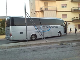 WHATSAPP. Pullman in panne davanti allo stadio di Trani: resta di traverso nella strada e blocca il traffico per venti minuti