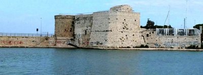 Le antiche mura di Trani aggredite dai grafomani. Un anno e mezzo fa l'ultima pulizia delle pietre