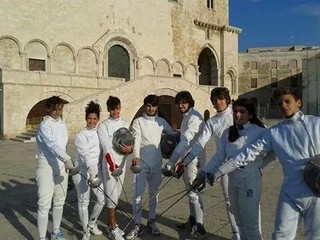 Trani, il Fancing Mob dinanzi alla Cattedrale. I ragazzi dell'associazione SchermaTrani si sfidano amichevolmente
