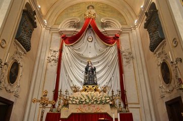 Trani, Addolorata oggi in festa. E, per l'occasione, nuovo «manto regale» intorno alla Vergine