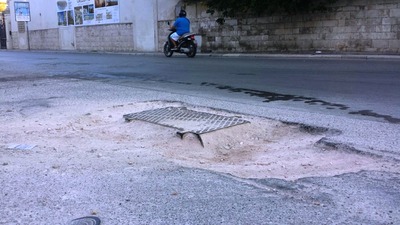 FOTO. Ripristini a Trani, l'incrocio fra le vie Gisotti e Malcangi è, per metà, impraticabile