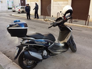 «Nessuna alterazione della verità, né vantaggio al privato». Smontata interamente l'accusa contro Modugno e Savoiardo per i motorini della Polizia locale