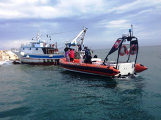 Ignora i divieti e si schianta sugli scogli: paura per un peschereccio di Trani nel porto di Molfetta