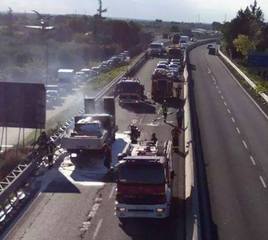 VIDEO. Tir in fiamme sulla 16bis fra Trani e Bisceglie, traffico quasi paralizzato