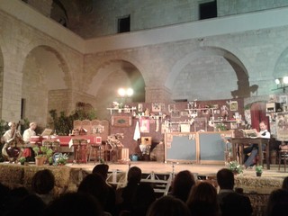 FOTO. «Setenta minutos llenos de sorpresas». Al Tif, «Los elementos» incantano Trani