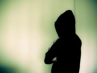 Trani, uomo aggredito nel portone di casa propria: erano in due e parlavano dialetto tranese. Derubato di soldi ed una collanina