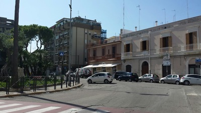 WHATSAPP. Trani e i parcheggi selvaggi: doppi turni e doppie file con caos al Liceo classico