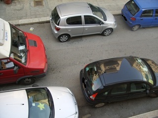 Trani: auto crea disagi alla circolazione in via De Roggiero