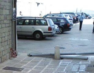 WHATSAPP. Troppo vento, si stacca caditoia dal Tribunale civile di Trani: nessun ferito