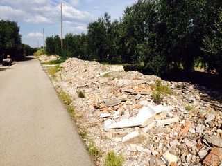 WHATSAPP. Accessi a mare? No, ai rifiuti. Fra Trani e Bisceglie, ecco come hanno trasformato la strada vicinale Due pozzi