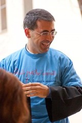 Padre Pasquale non è fuori pericolo, ma migliora lentamente. Trani continua a pregare per lui