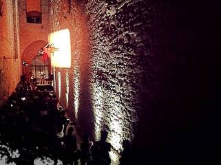 Dialoghi di Trani, la prima giornata al Castello è benedetta dalla pioggia. Spettacolo emozionante nel terrapieno