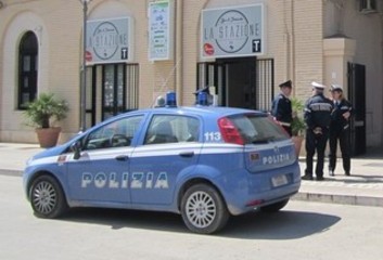 Troppi senza tetto, la stazione di Trani chiude di notte: atrio e sala d'attesa inaccessibili dalle 21 alle 6