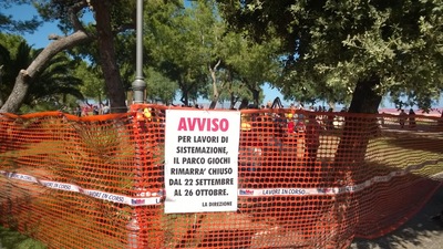 WHATSAPP. Erba sotto stress e parco giochi della villa di Trani chiuso per un mese. Ma ieri, in tanti, hanno violato il divieto