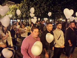 Corteo pro Bagli, cento silenziosi partecipanti. Fiaccole vietate, sostituite da palloncini. La nipote ringrazia «chi c'era e chi non c'era»