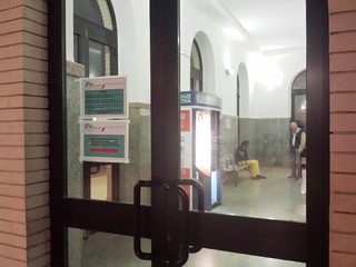 Stazione di Trani chiusa, da Comune e Servizi sociali ancora nessuna alternativa ai senza tetto