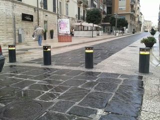 Le aree pedonali di Trani si risollevano insieme con i pilomat. Si riparte da via San Giorgio