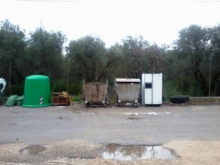 WHATSAPP. Trani, lungo la 74ª strada a denominarsi c'è un deposito a scomparti: ruote, mobili ed elettrodomestici