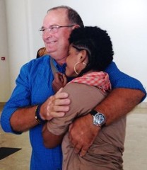 L'altra Trani, quella vera: un anno fa Costantino Baratta salvava dodici persone a Lampedusa. Ieri l'abbraccio con una di loro, la giovane Lwan