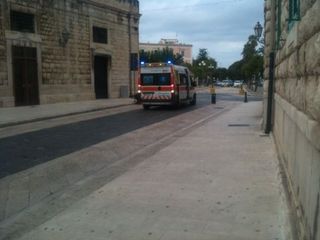 VIDEO. Trani, non si abbassa una fila dei pilomat in fase di collaudo: ambulanza momentaneamente bloccata in via San Giorgio