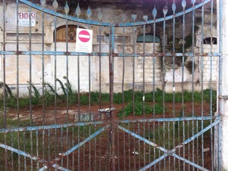 WHATSAPP. Trani, dopo due anni in via Verdi non è cambiato nulla: lo stabile abbandonato, e pericolante, è nuovamente abitato