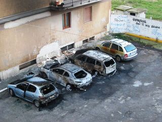 FOTO. Trani, fiamme nella notte in via La Malfa: distrutte tre auto, danneggiata una quarta