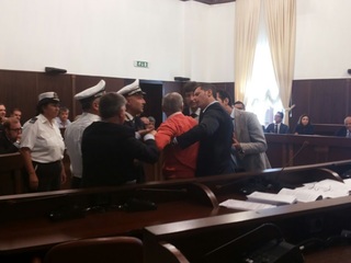 FOTO. Consiglio Trani, sfiorata la rissa: Tortosa fa inalberare il sindaco e Francesco Laurora affronta Riserbato a muso duro