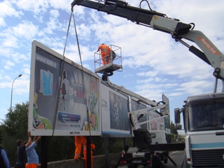 Trani resta ancora senza regole sugli impianti pubblicitari: il sindaco rinvia ad altra data, in quattro si oppongono. Consiglio chiuso alle 15